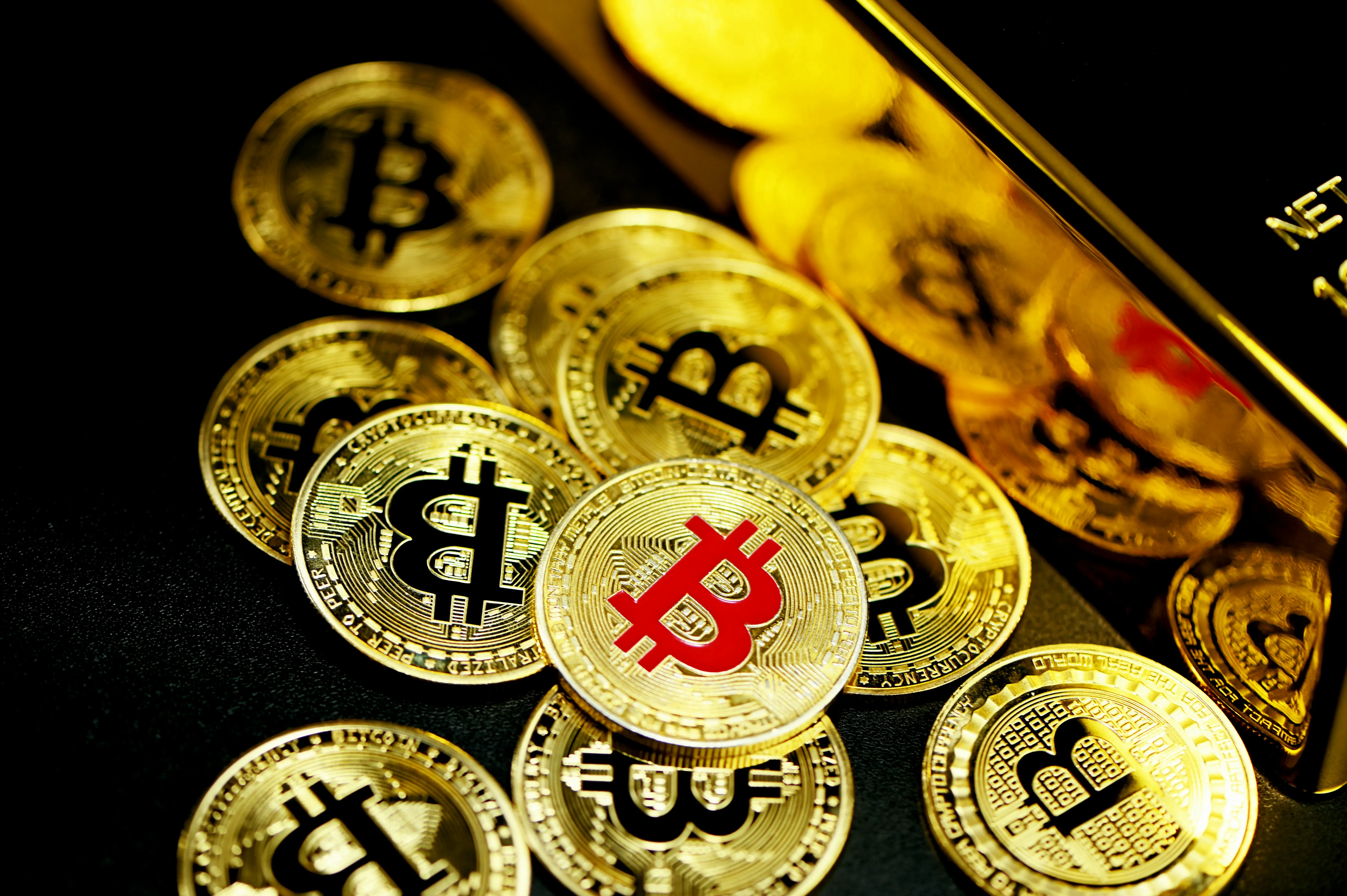 Hình ảnh người dùng thao tác an toàn trên thiết bị, minh họa mẹo bảo vệ giao dịch tại 18win1